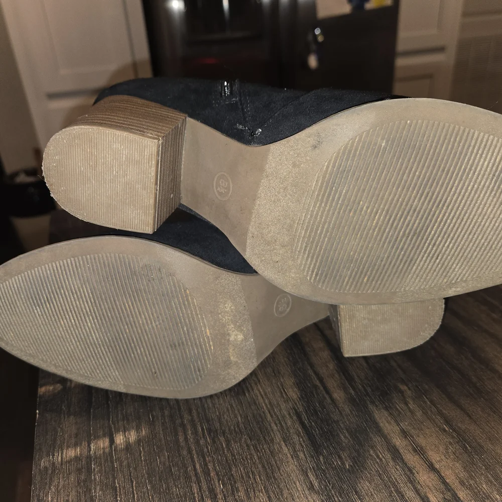 Universal Thread Dark Suede Ankle Booties Womens Size 8.5 - Picture 5 of 6